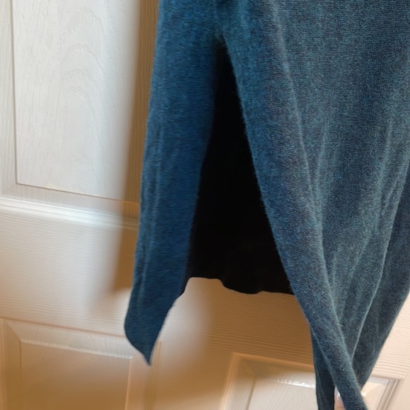 Saks Fifth Avenue small petite  cashmere  crewneck no sleeves side open Sweater - Picture 4 of 5